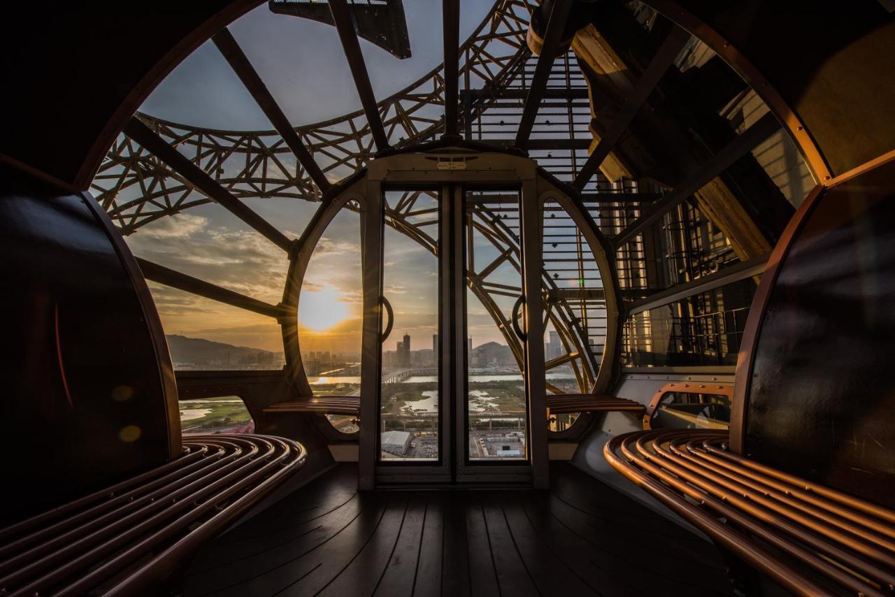 Studio City Hotel Макао Екстер'єр фото The interior of the observation deck