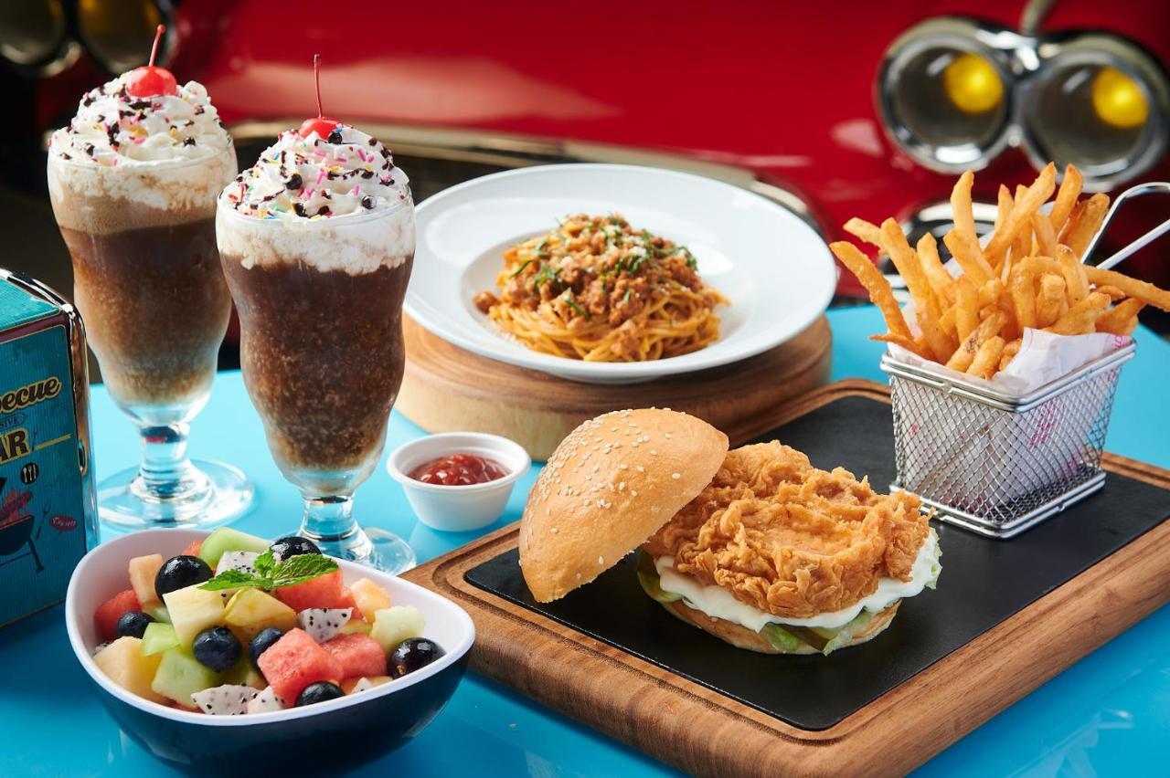 Studio City Hotel Макао Екстер'єр фото A selection of dishes from the restaurant