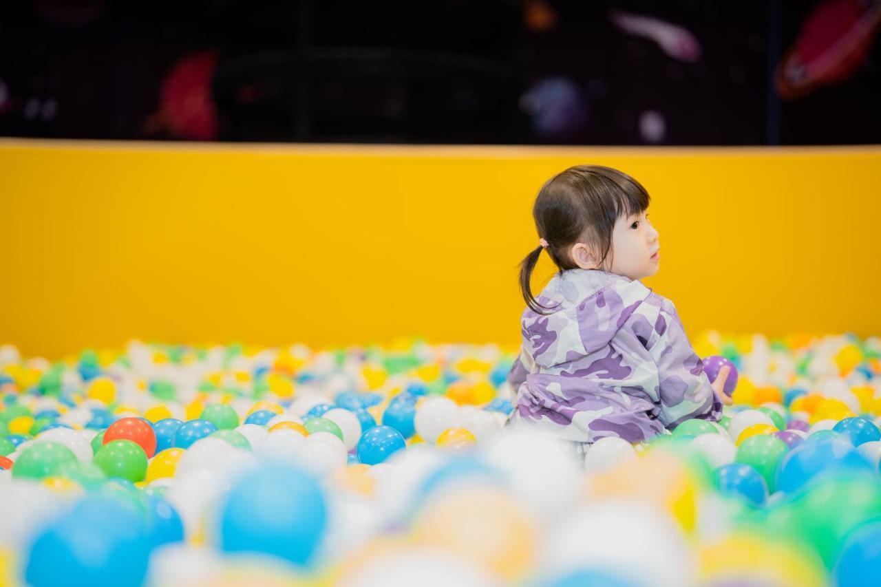 Studio City Hotel Макао Екстер'єр фото A child playing in a ball pit