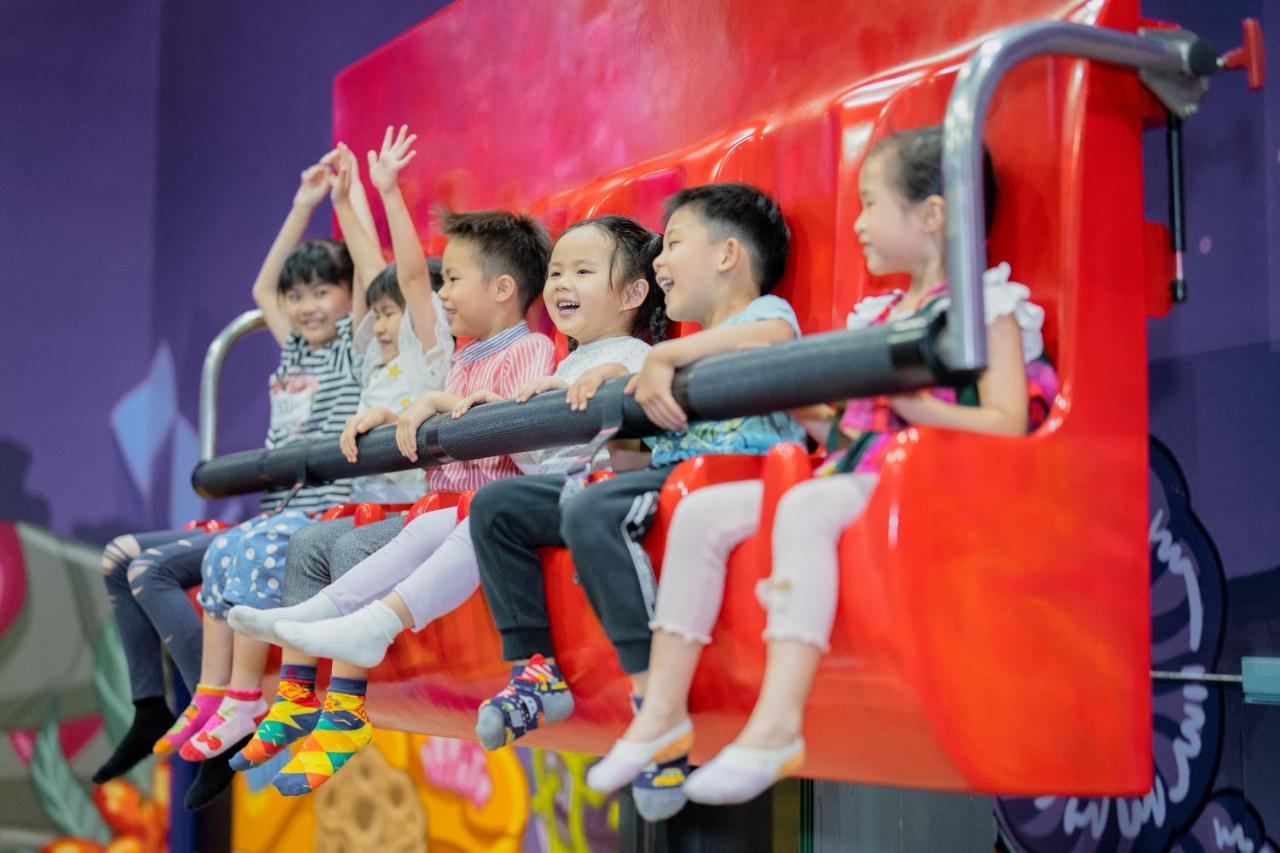 Studio City Hotel Макао Екстер'єр фото Children on a roller coaster