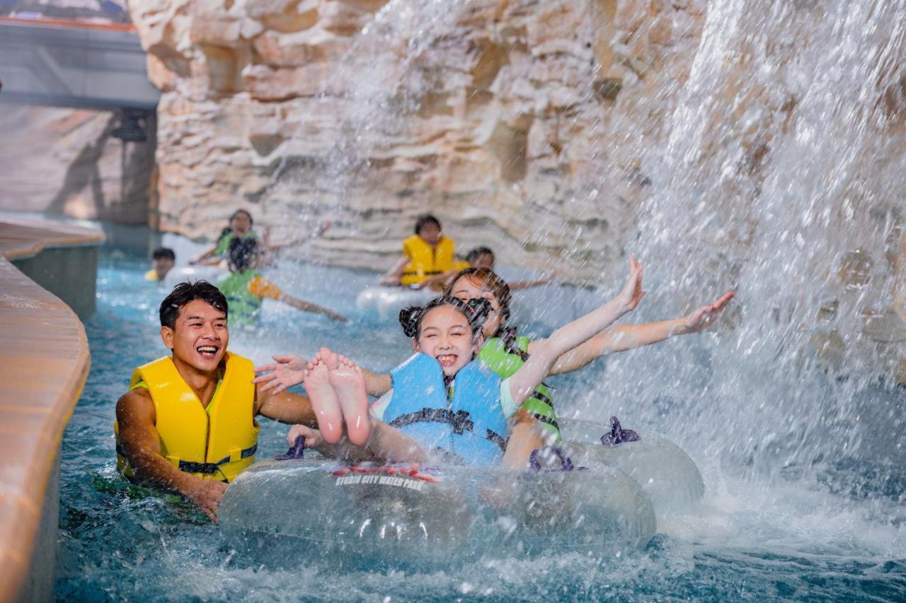 Studio City Hotel Макао Екстер'єр фото Visitors enjoy the water park at the Atlantis Paradise Island resort.