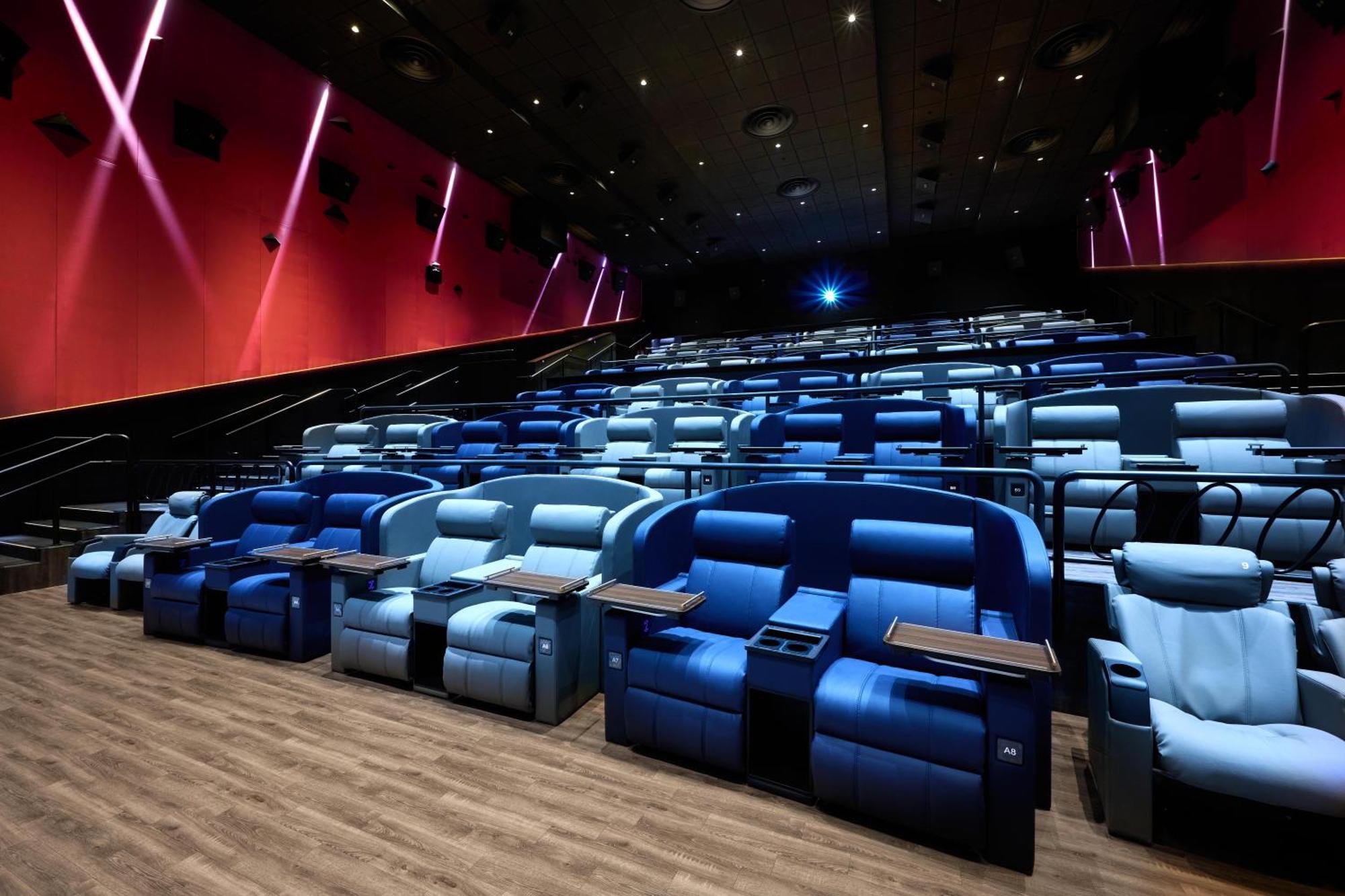 Studio City Hotel Макао Екстер'єр фото The interior of a typical movie theater
